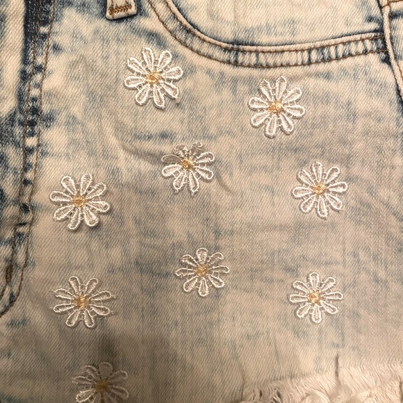 Daisy Adorned Cut Off Jean Festival Shorts - Picture 3 of 5